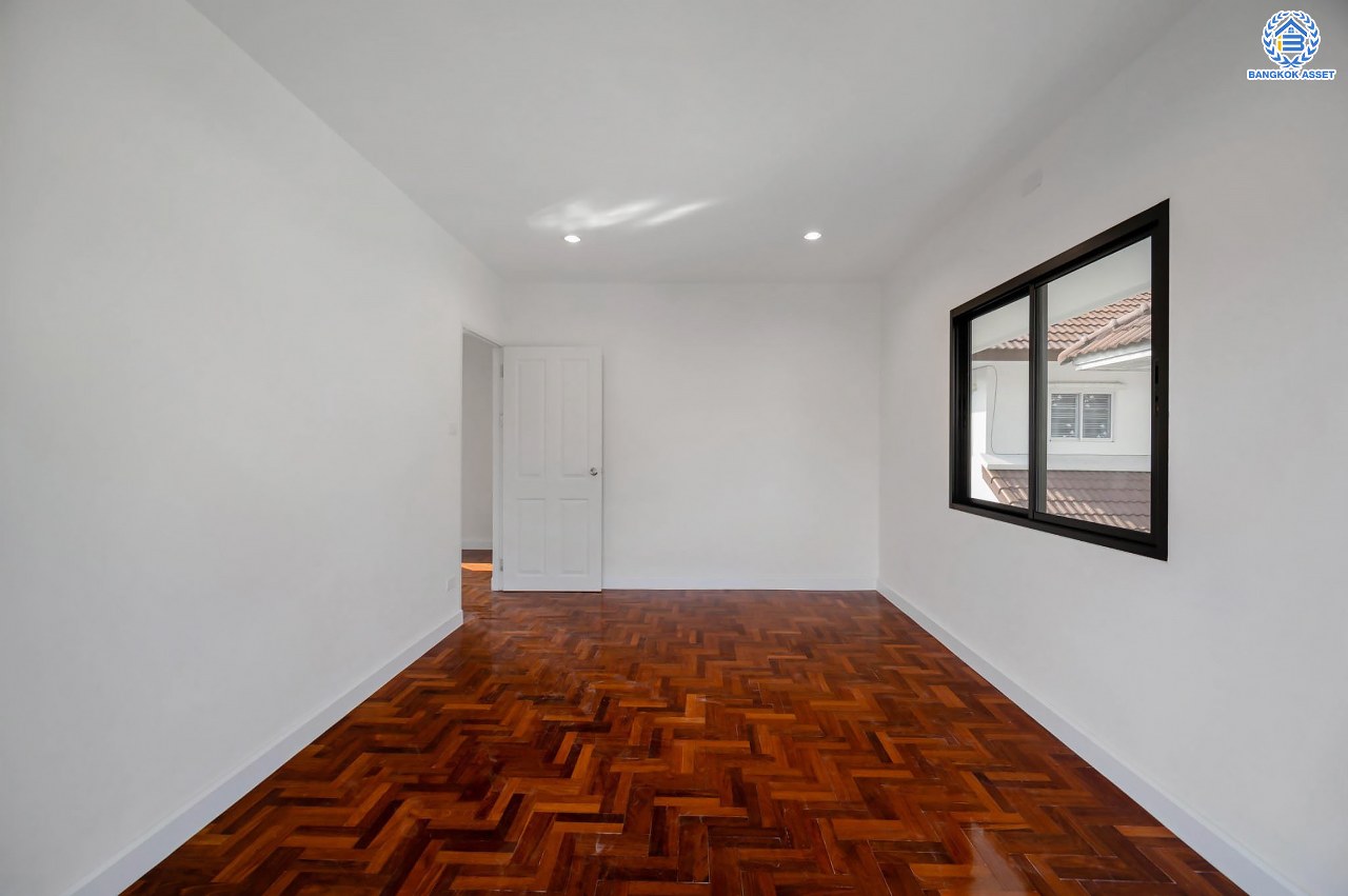 บ้านมือสองตกแต่งใหม่ โครงการ ซอยนวนิช ปากเกร็ด เนื้อที่ 45 ตร.ว. พื้นที่ใช้สอยมากกว่า 164.5 ตร.ม. พร้อมฟังก์ชัน 3 ห้องนอน 3 ห้องน้ำ 1 ห้องอเนกประสงค์ จอดรถได้ 1 คัน บนทำเลเมือง ใกล้เซ็นทรัลแจ้งวัฒนะ จุดขึ้นทางด่วน "แจ้งวัฒนะ" และรถไฟฟ้าสายสีชมพู "สถานีเลี่ยงเมืองปากเกร็ด"...